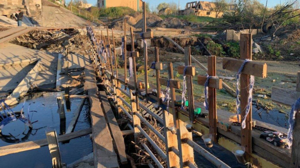 В Ірпені під зруйнованим мостом відкрили арт-роботу в пам'ять про загиблих людей на Київщині