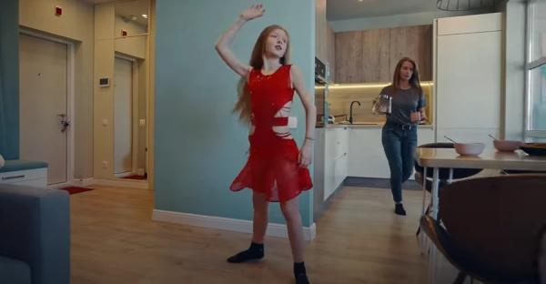 Переселенцы в отеле Пэрис Хилтон, юная танцовщица из клипа 2Step и важные вопросы о бензине: Топ-7 материалов недели - Life