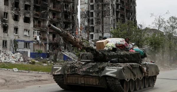 Беженка из Попасной узнала на фото российского танка свои украденные вещи - Life