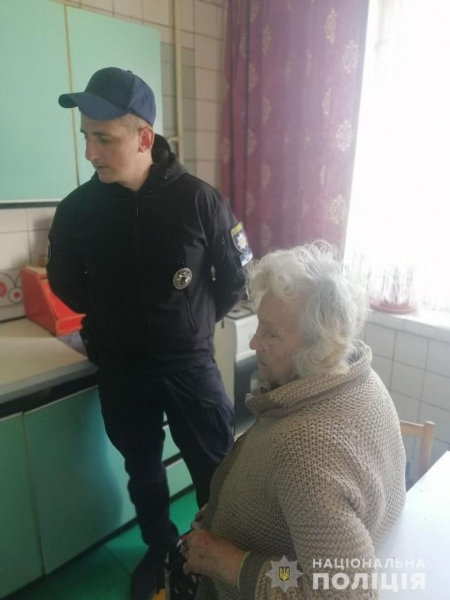 Киевляне и полицейские спасли бабушку, которая осталась в квартире без еды - Life