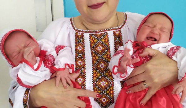 Украинским младенцам в прифронтовых регионах подарили вышиванки - Life