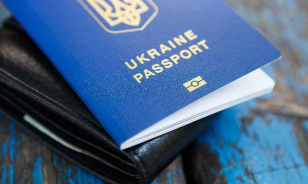 Українці в рамках експерименту зможуть оформити закордонний паспорт одночасно з ID-карткою