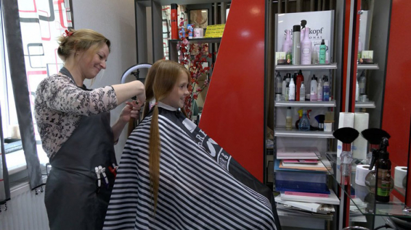 9-летняя Кира из Чернигова обрезала волосы ради помощи ВСУ - Life