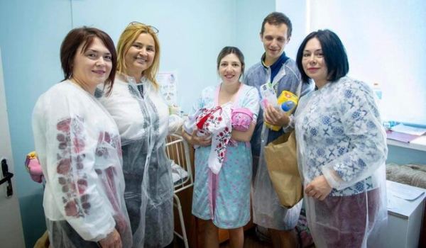 Украинским младенцам в прифронтовых регионах подарили вышиванки - Life