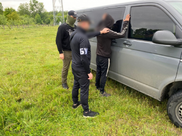 На Київщині повідомлено про підозру організаторам схеми переправлення чоловіків за кордон