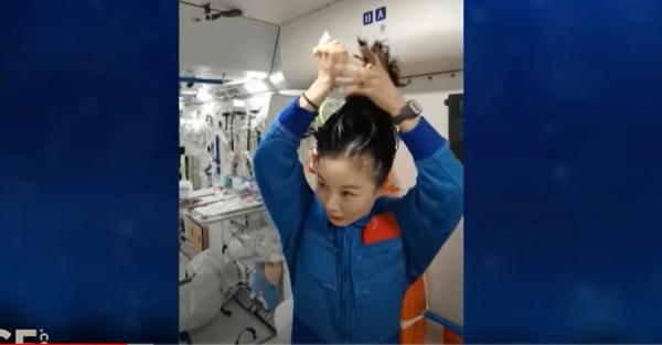 Китайский астронавт показала, как она моет голову в космосе - Life