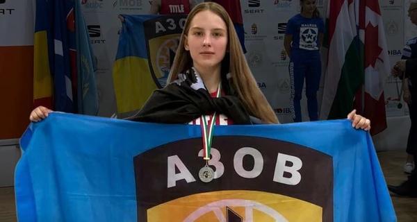 16-летняя украинка отказалась убрать флаг "Азова" на награждении в Венгрии - Life