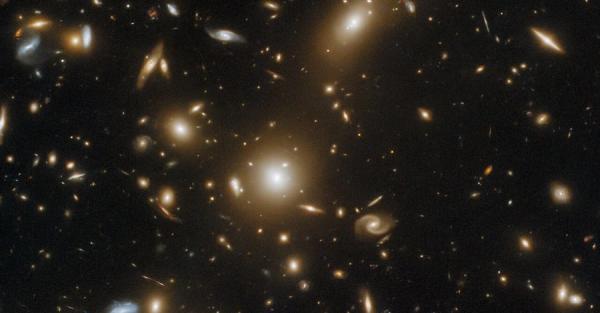 Hubble сфотографировал гигантское скопление галактик  - Life