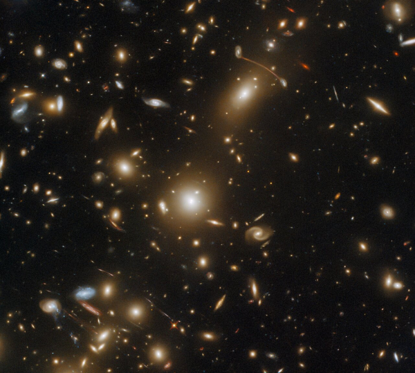 Hubble сфотографировал гигантское скопление галактик  - Life