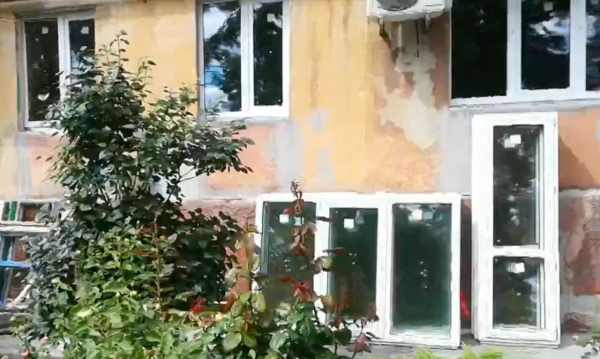 Благоустройство по-русски: в Мариуполе оккупанты заменяют окна в разбитых домах - Life