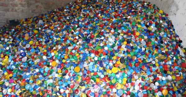 В Кременце с пользой пристроили миллион пластиковых крышечек - Life