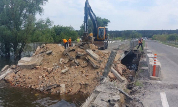 У Демидові на Київщині почалися роботи з відновлення зруйнованого мосту (фото, відео)