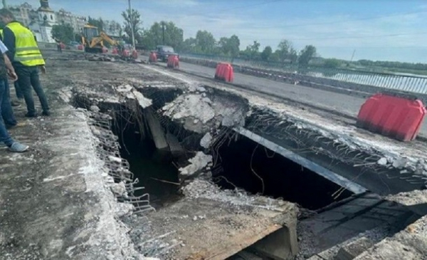 В Макарове завершают восстановление моста