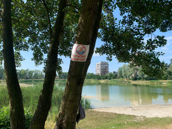 
У Броварах біля озера в парку Приозерний зникла жінка. Працюють водолази.	