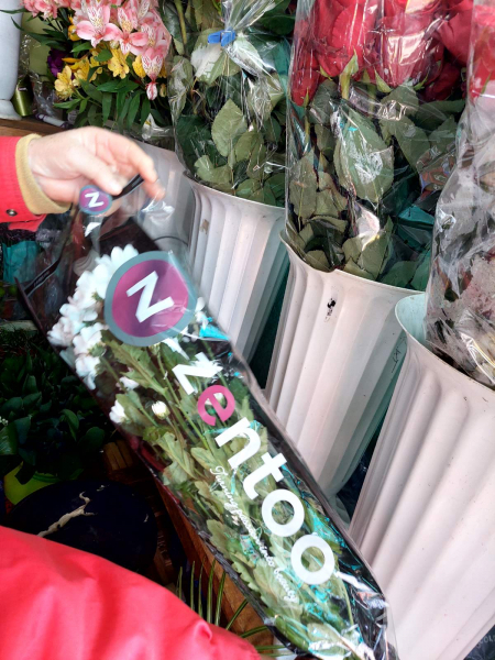 
У Броварах на ринку «Господар» продають квіти в упаковці зі символікою «Z». ФОТО	