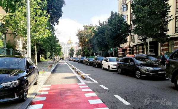 
У Києві велосипедні смуги відокремлюватимуть від парковок спеціальними бортами	