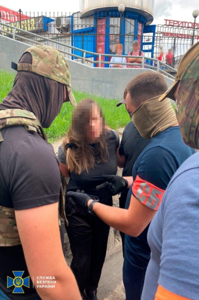 
У Києві затримали жінку, яка здавала розташування ЗСУ та важливих об’єктів. ФОТО, ВІДЕО	