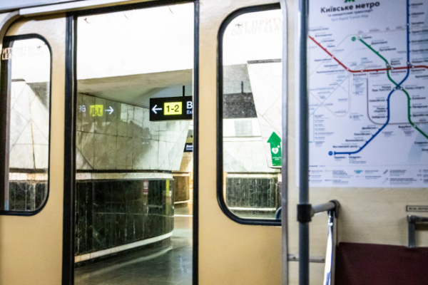 З понеділка, 5 вересня, у столичному метро скоротять інтервал руху поїздів