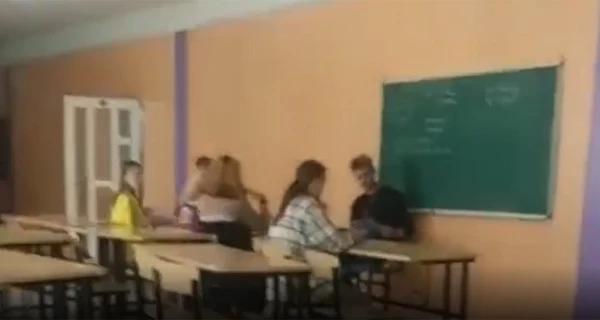 В разрушенных школах Мариуполя уроки проводят в коридоре и для всех сразу - Life