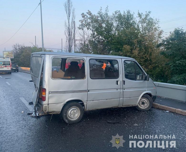 У Києві на вулиці Борщагівській внаслідок ДТП загинув водій мікроавтобуса