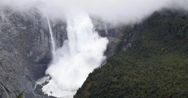 В национальной паре Чили обрушился гигантский ледник - Life