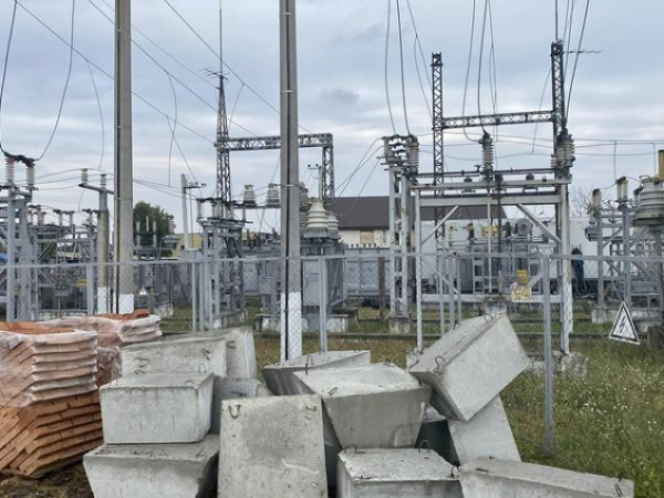 Червоний Хрест відновлює лінії електропередач у селі Горенка на Київщині