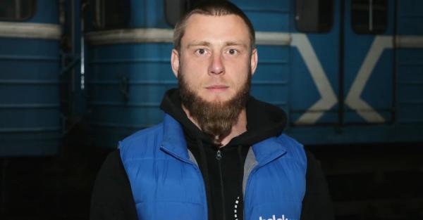 Днепровский силач установил рекорды Украины и Гиннеса, протянув на шее вагон метро  