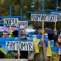 Люди по всему миру вышли на акции протеста против терроризма РФ в Украине - Life