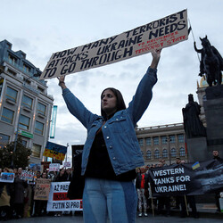 Люди по всему миру вышли на акции протеста против терроризма РФ в Украине - Life