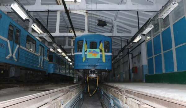 Днепровский силач установил рекорды Украины и Гиннеса, протянув на шее вагон метро  
