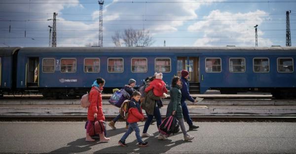 Выгонит ли блэкаут из дома: сколько украинцев уедет и будет ли, куда возвращаться - Life