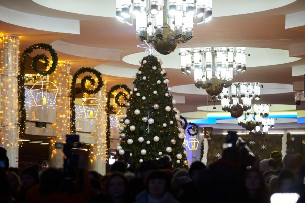 Праздник не отнимут! Украинские елки в камуфляже, на ракетном осколке и в метро - Life