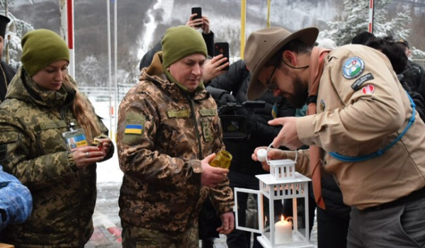Украинские пограничники встретили Вифлеемский огонь мира - Life