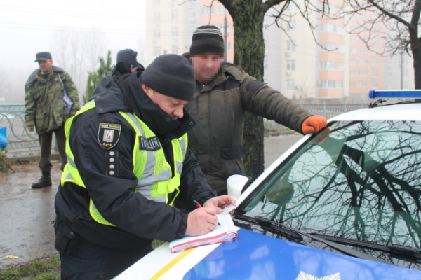 В Солом'янському районі столиці правоохоронці склали 8 протоколів за недотримання правил продажу ялинок