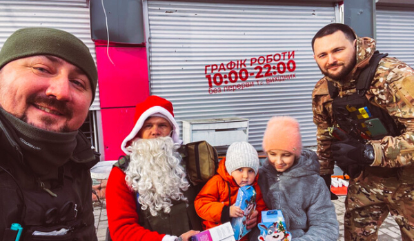 Полицейские и волонтеры под обстрелами доставили подарки для жителей Луганщины - Life