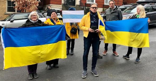 Канадец устраивает под консульством РФ ежедневные протесты против войны в Украине - Life