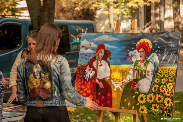 На гильзах, черепах и перьях: как художница из Запорожья отражает любовь к Украине - Life
