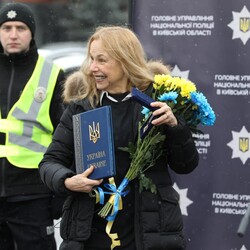 В Киев приехала американка Митке Пердью, которая продала свое кольцо, чтобы помочь украинцам - Life