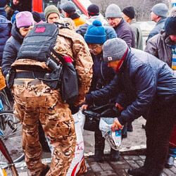Полицейские и волонтеры под обстрелами доставили подарки для жителей Луганщины - Life