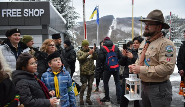 Украинские пограничники встретили Вифлеемский огонь мира - Life