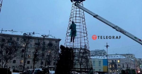 В Киеве начали устанавливать главную елку Украины - Life