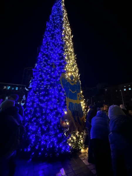 Праздник не отнимут! Украинские елки в камуфляже, на ракетном осколке и в метро - Life