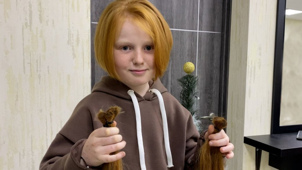 В Прилуках школьница отрезала почти метровую косу, чтобы купить каску военным - Life