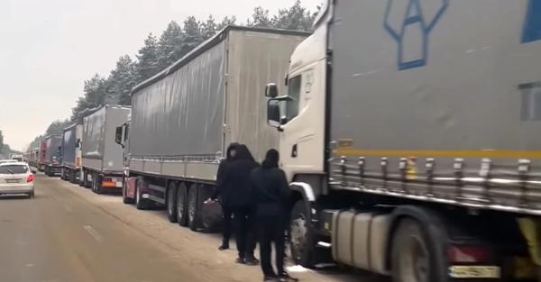Мэр Львова: Очереди грузовиков на границе растянулись на 30 км - Life