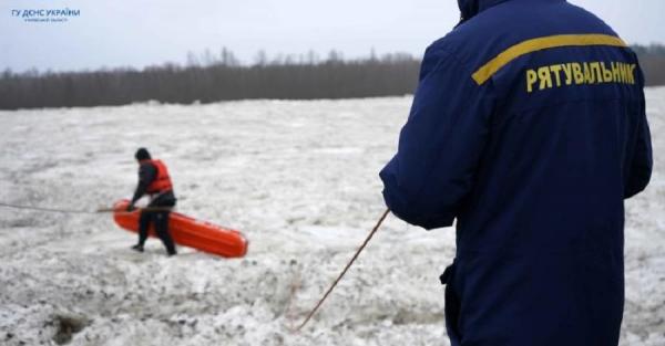 Киевским спасателям удалось разблокировать ледяную пробку на реке Десна - Life