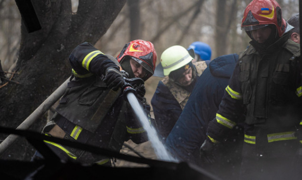 Рятувальники ліквідували наслідки ранкової атаки на Київ (фото)