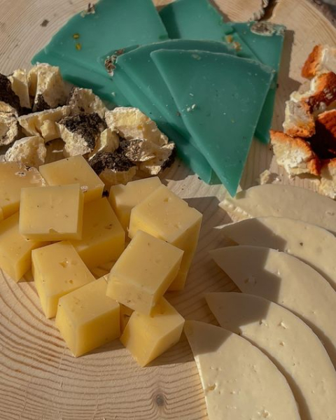 Семья из гуцульского села делает крафтовый сыр и поставляет на освобожденные территории - Life