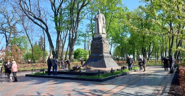Минкульт разрешил столичным властям снести памятник Ватутину - Life