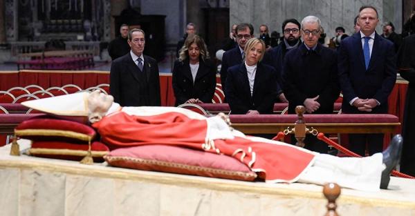 В Ватикане началось прощание с бывшим Папой Римским Бенедиктом XVI - Life