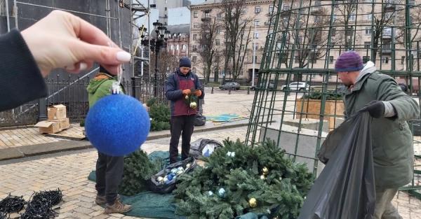 В Киеве демонтируют "елку несокрушимости" - Life